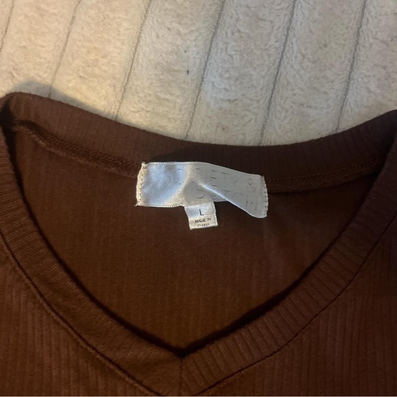 Women's Brown V-Neck Sweater - Picture 4 of 4